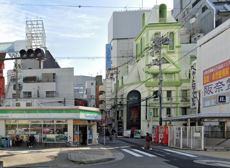 難波駅31番出口横 ファミリーマート